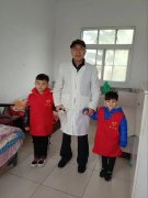 爱心粥屋的义工带着小朋友为老人献爱心